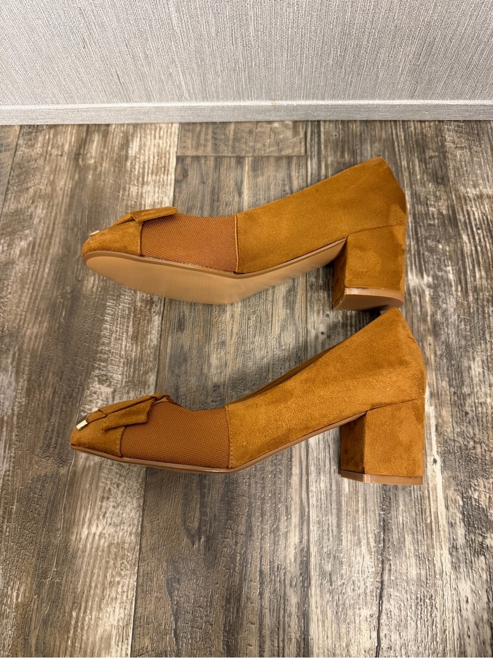 Benassal Women's Tan Block Heel Pumps with Bow and Metal Accent Size 8.5 - Picture 11 of 16